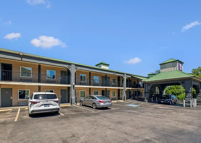Hotel near College: Knights Inn Antioch