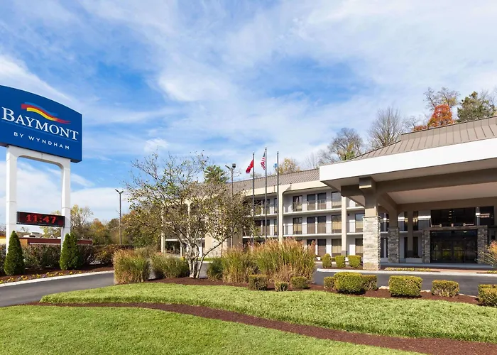 Hotel with pool: Baymont By Wyndham Nashville Airport